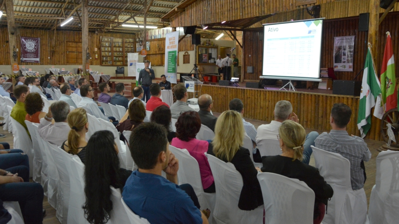 O diretor executivo da CDL Chapecó, Jeancarlo Zuanazzi, apresentou o balanço financeiro da entidade
