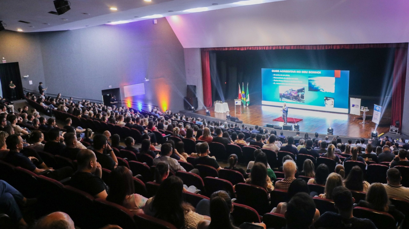 O único astronauta brasileiro, Marcos Pontes, revelou ao público os desafios e as maravilhas de sua trajetória durante palestra realizada na segunda-feira (11), em Chapecó. (Foto: Karina Ogliari/MB Comunicação)