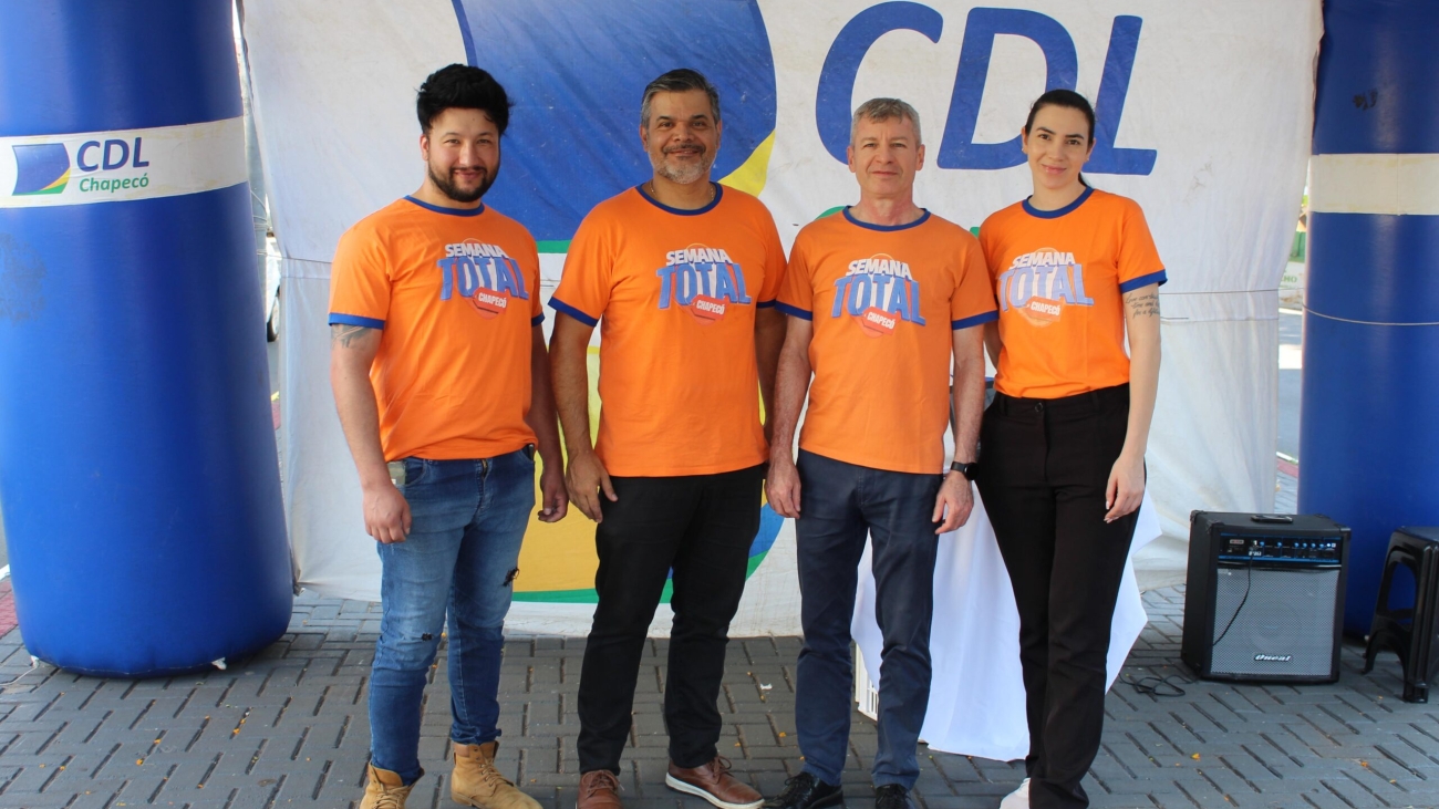 Equipe da CDL Chapecó realizou a tradicional divulgação da campanha na Avenida Getúlio Vargas. (Foto: Marci Páz/MB Comunicação).