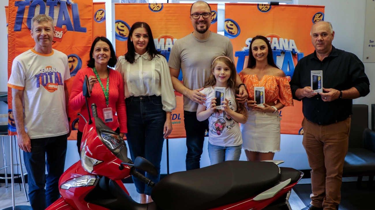 Presidente da CDL Edson Piana, ganhadora da moto Gisele Primam, diretora social da CDL Luci Peruzzo e ganhadores dos celulares Giovane Arnold, Jhenifer Milan e Olímpio Schneider. (Foto: Caroline Lorenzetti/MB Comunicação)