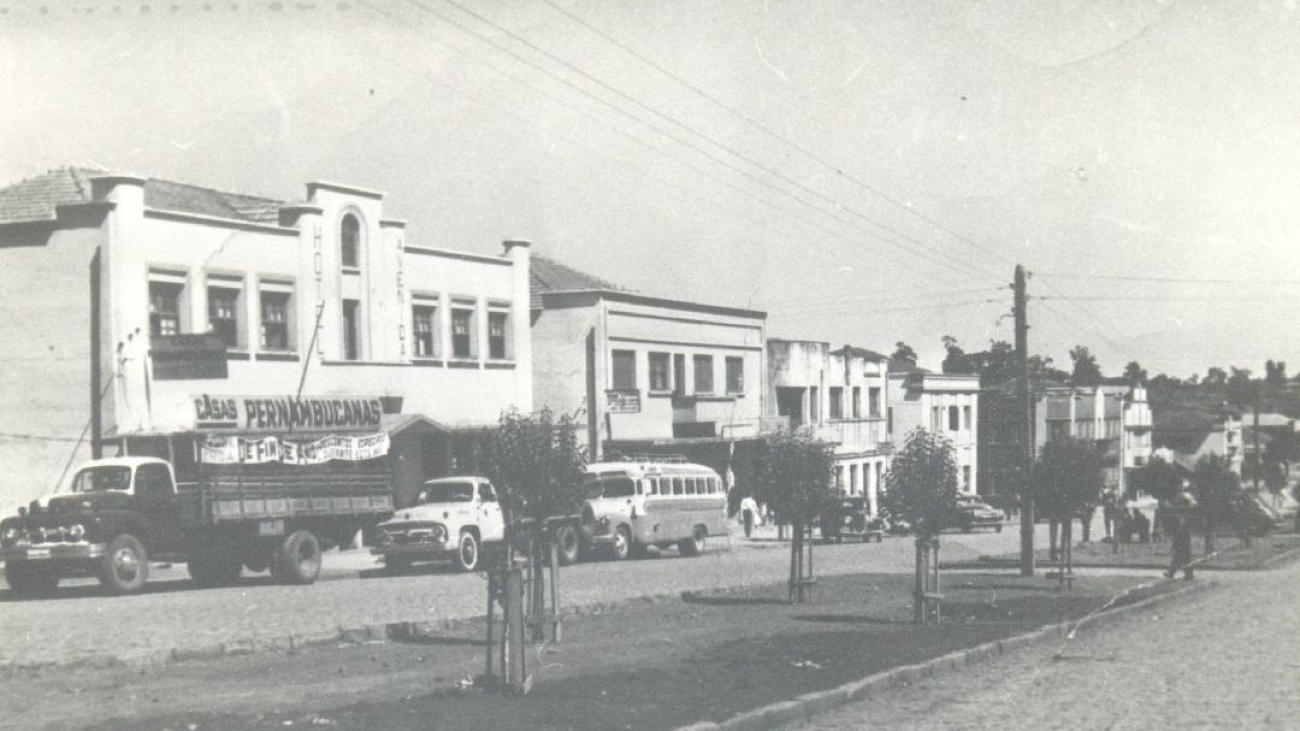 Vista parcial da cidade de Chapecó-SC na década de 1950 onde podemos observar caminhões e o comércio. - Governo de SC